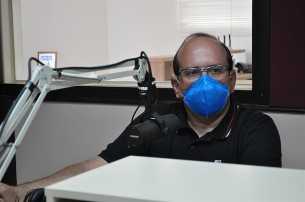  O médico Chaudes Ferreira Junior esteve ontem na Cidade FM e falou sobre a Covid-19 (Foto: A Cidade)