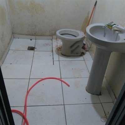 Banheiro onde o corpo do advogado de Araçatuba foi encontrado esquartejado — Foto: Regional Press