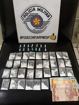 Os policiais da Força Tática apreenderam diversas porções de cocaína prontas para a comercialização  (Foto: Divulgação/Força Tática)