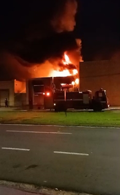 Incêndio destrói galpão no bairro da Estação (Foto: Votunews)