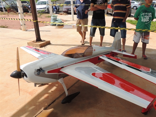 Encontro reúne amantes do aeromodelismo e helimodelismo