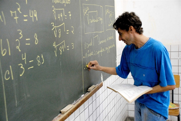 Professores se reúnem para discutir sobre greve