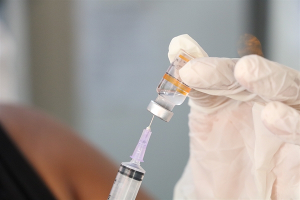 Todos os moradores do município paulista de Serrana, acima de 18 anos, serão vacinados contra a covid-19, por fazerem parte de um projeto de pesquisa do Instituto Butantan (Foto: Prefeitura de Votuporanga)