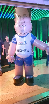 O candidato a vereador pelo PP, Marcão Braz e o seu fiel boneco. É um sucesso na praça. (Foto: A Cidade)