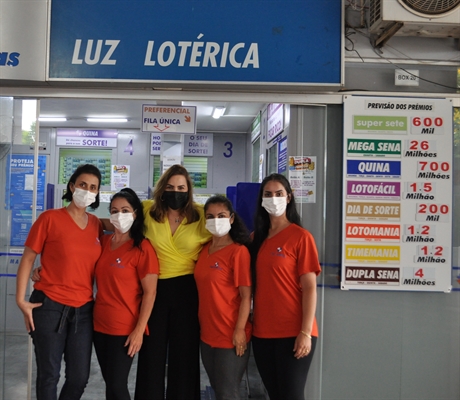Janaína e as colaboradoras da Luz Lotérica não esconderam a alegria de saber que um de seus clientes foi premiado (Foto: A Cidade)