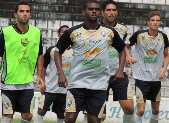 China faz mudanças e define time para sábado com Romário, Neto e Carioca