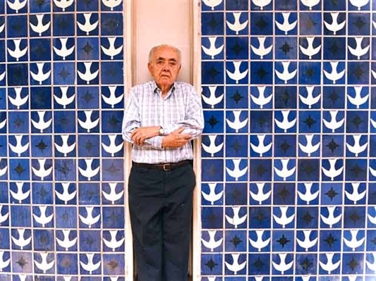 O arquiteto Athos Bulcão em frente ao painel da igrejinha de Nossa Senhora de Fátima em Brasília
