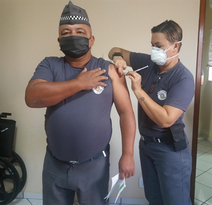 Policiais de Votuporanga começaram a ser imunizados na segunda-feira (5) na sede do 16º BPM/I, em Fernandópolis (Foto: Divulgação/BPM/I)