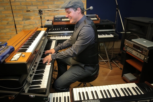 O pianista votuporanguense Gustavo Bombonato Delgado está lançando o seu primeiro álbum de canções “Um Respiro” (Foto: Divulgação)