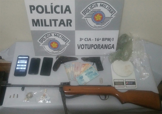 Os policiais militares apreenderam porções de crack, armas, dinheiro e apetrechos para preparo das drogas (Foto: Divulgação/Polícia)