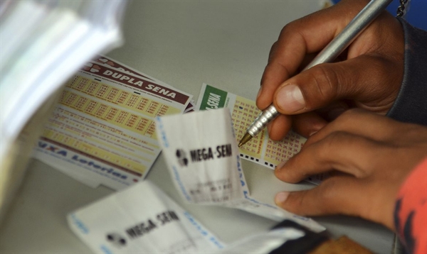 Aposta foi feita por meio dos terminais eletrônicos da Caixa Econômica Federal (Foto: Wilson Dias/Agência Brasil)