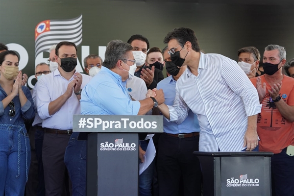 O vice-governador Rodrigo Garcia assinou ontem o autorizo para a concessão do aeroporto de Votuporanga à iniciativa privada (Foto: Assessoria)