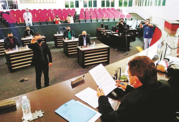 Carlim Despachante tomou posse como vereador na 1ª sessão extraordinária desta legislatura (Foto: Câmara Municipal)