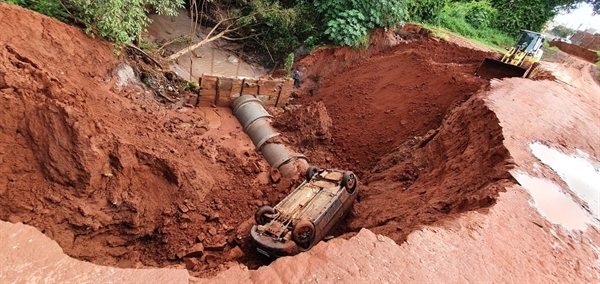 Carro caiu em cratera após forte chuva em Potirendaba — Foto: Divulgação/Gazeta do Interior