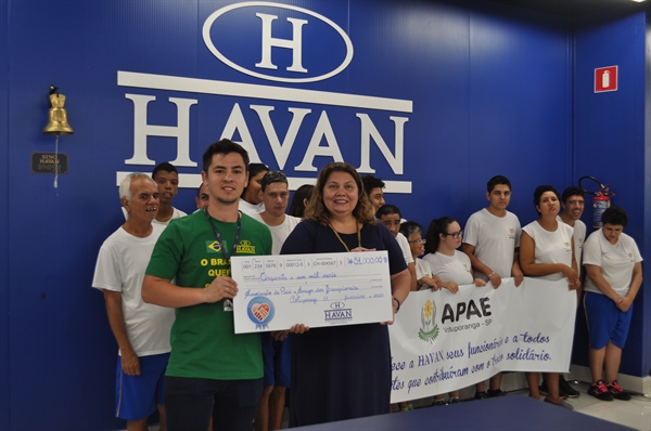 O gerente da Havan, Ariel, entregou o cheque para a presidente da Apae, Márcia Gianoti (Foto: Érika Chausson/A Cidade)