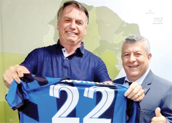 O prefeito de Valentim Gentil, Claudinei do Skinão avistou-se com capitão e levou de presente uma camisa 22 (do PL) nas cores do município. (Foto Redes Sociais)