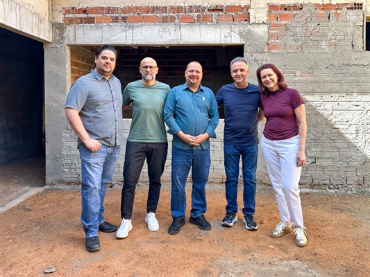 Representantes do Ministério da Saúde e lideranças locais visitaram a obra da unidade (Foto: Prefeitura de Votuporanga)
