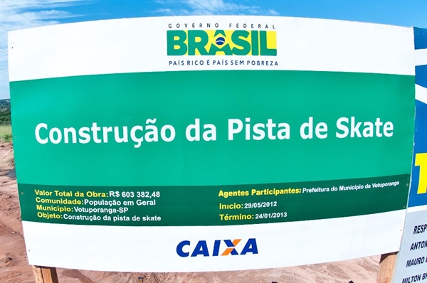 Placa indica o prazo de entrega da pista para o próximo dia 24