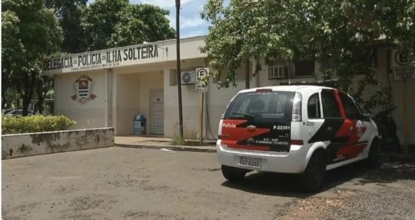 A mulher foi presa em flagrante pelos crimes de tentativa de homicídio e descumprimento de medida protetiva (Foto: G1)