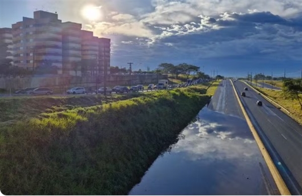 A rodovia Transbrasiliana (BR153), apresentou pontos de alagamento, causando transtorno para motoristas (Foto: Monize Poiani/TV TEM)