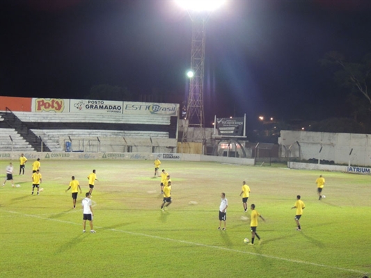 CAV pega a Santacruzense em partida noturna