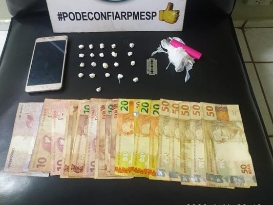 A Polícia apreendeu diversas porções de crack prontas para a venda e dinheiro oriundo do tráfico  (Foto: Divulgação/PM)