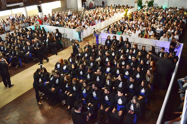 No decorrer dos dias, alunos de 20 cursos diferentes receberão o diploma de conclusão do Ensino Superior (Foto: Unifev)
