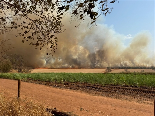 Fogo de queimadas provoca várias quedas de energia em Votuporanga (Foto: A Cidade)