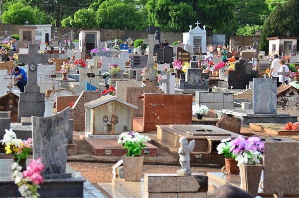 O Dia de Finados, celebrado neste sábado, 02 de novembro, é uma data em que os cemitérios recebem grande número de visitantes (Foto: Divulgação/Prefeitura de Votuporanga)