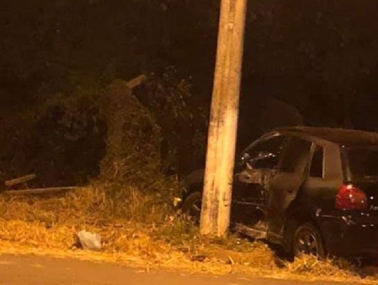Carro também subiu na calçada e bateu em poste em avenida de Birigui — Foto: Divulgação/Hojemais Araçatuba
