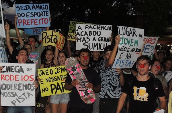 Jovens soltam o grito na São Bento e cobram pista de skate