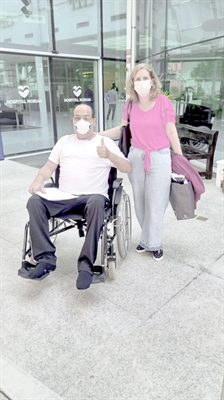 Binha deixou o hospital ao lado da esposa Gisele depois de dias de uma luta intensa contra a Covid-19 (Foto: Arquivo pessoal)