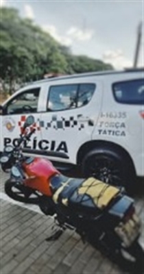 O motociclista foi preso em flagrante e conduzido até a Central de Polícia Civil, onde o veículo foi apreendido (Foto: Divulgação)