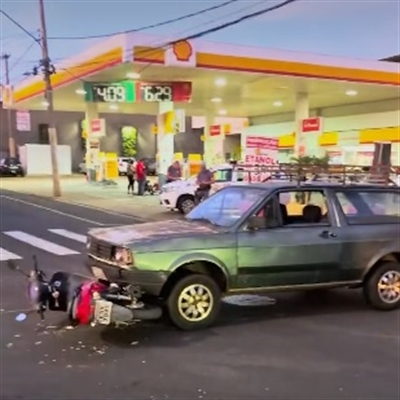 Em mais um acidente no cruzamento entre as ruas Amazonas e Paraíba, uma motociclista ficou ferida ao colidir com um carro (Foto: Reprodução)