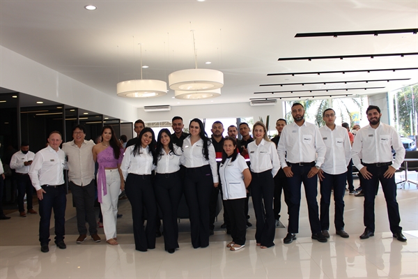 Em uma manhã de festa, o Grupo Wells de Votuporanga inaugurou ontem a concessionária, que agora tem parceria com a Nissan (Fotos: A Cidade)