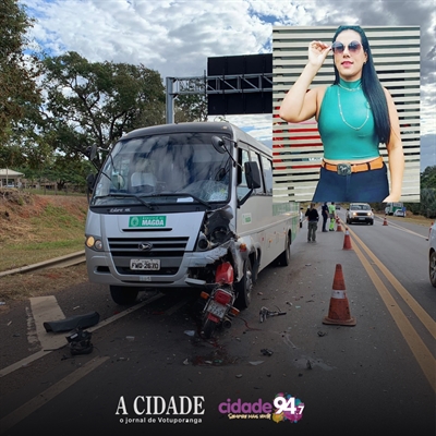 Legenda: O impacto foi tão forte que a motocicleta ficou presa na fuselagem do micro-ônibus; Geovana teve morte instantânea (Foto: A Cidade)