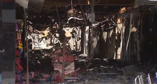 Loja ficou completamente destruída com o incêndio — Foto: Reprodução/TV TEM