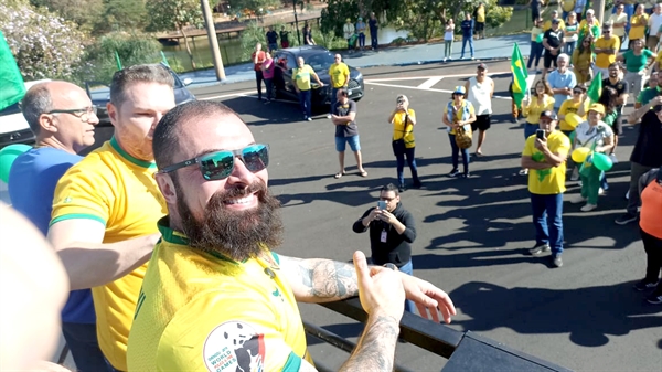 O deputado federal Paulo Bilynskyj, bolsonarista raiz, mudou recentemente para Rio Preto e foi recebido com “boas-vindas” na carreata de domingo, em Votuporanga. (Foto: Redes sociais)