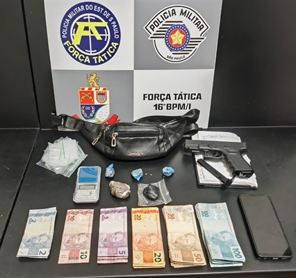 Segundo a polícia, as porções apreendidas poderiam render centenas de unidades fracionadas para venda.