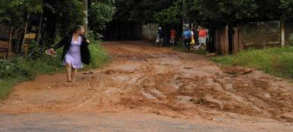 Rua vira lama na Favela do  Ipiranga