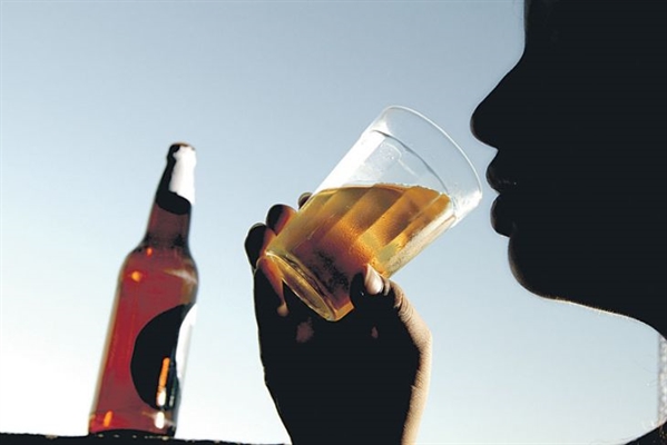 Consumir bebida alcoólica em lugar público durante lockdown pode render multa (Foto: Beto Morais/AT)