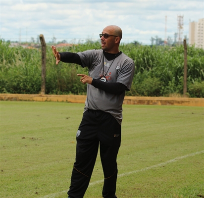 Técnico Rogério Corrêa fez uma avaliação positiva sobre odesempenho da equipe no primeiro jogo-treino  (Foto: Rafael Bento/CAV)