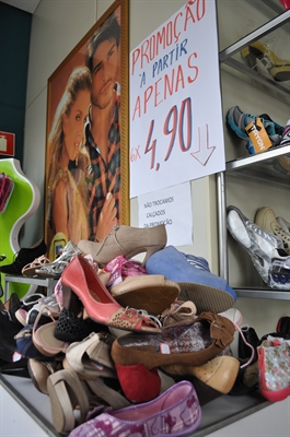 Lojas fazem “bota-fora” para atrair clientes