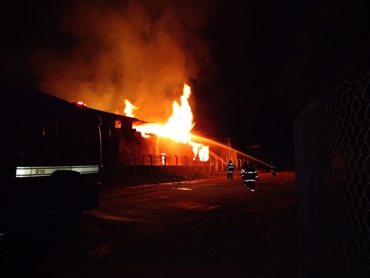Incêndio toma conta de fábrica de espumas no 5º Distrito Industrial em Votuporanga (Foto: A Cidade)