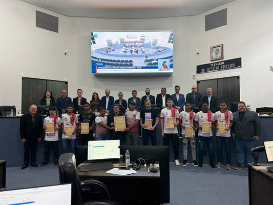 Atletas e comissão técnica da Escolinha de Futsal foram homenageados durante a sessão ordinária da noite de ontem (Foto: Assessoria)