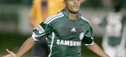 Palmeiras enfrenta Furacão para encostar no G4