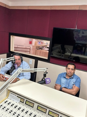 O prefeito Adílson Segura e presidente da Câmara Municipal, Marcelo do Livramento, foram entrevistados ontem na rádio Cidade FM 94,7 (Foto: A Cidade)