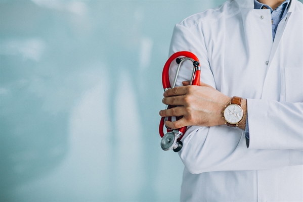 As três vagas possuem salário de R$ 3.858,49; exigência é possuir ensino superior completo em Medicina e registro no CRM (Foto: Reprodução/Prefeitura de Votuporanga)