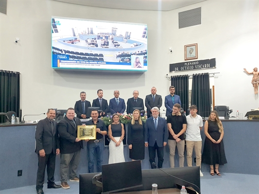 Emburrados por não terem ganhado camarote, sete vereadores não participaram da entrega do título de Cidadão a Tércio Miranda (Foto: A Cidade)
