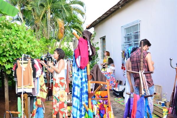 Durante o bazar, será possível encontrar diversas peças, como bodys, tops, tiaras, leques e outros acessórios (Foto: Divulgação)